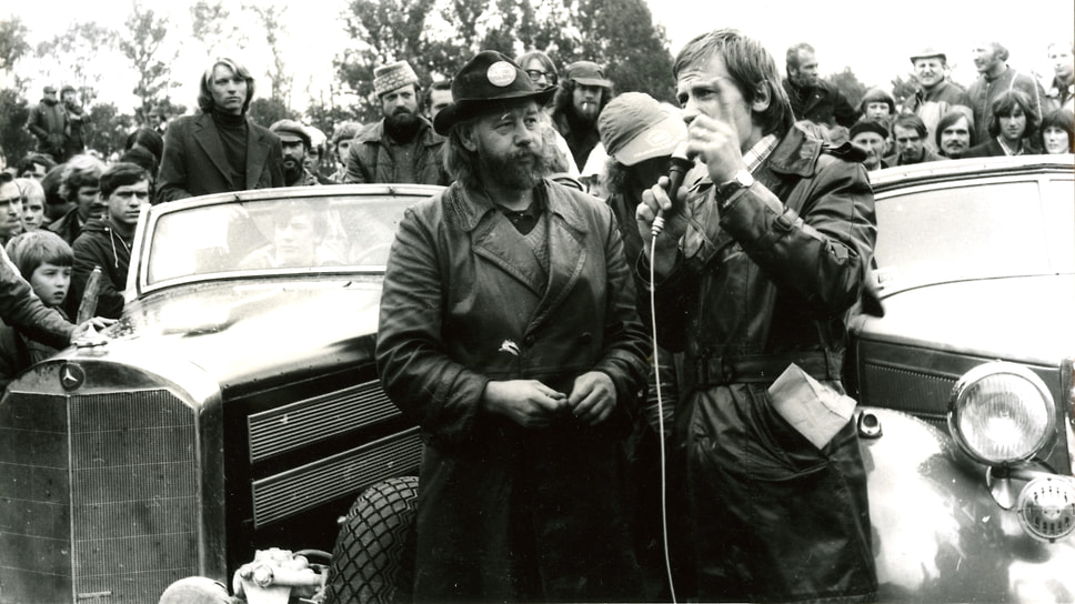 Поездка из Москвы на мероприятие в эстонский город Тарту в 1978 году. Дядя Саша участвовал за рулем шасси от автомобиля Mercedes-Benz 540K с бочкой для бензина вместо кузова. На фото его приветствует председатель таллинского клуба UNIC Валерий Кирс. Справа от Кирса — родстер Horch 930V, принадлежавший коллекционеру и реставратору Ольгерту Орлеансу из Риги