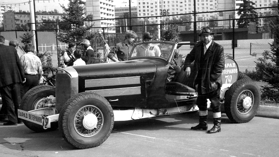 Дядя Саша позирует у шасси кабриолета Mercedes-Benz 540K во время парада клуба САМС на стадионе АЗЛК в 1979 году. «Мерседес» он нашел в Таллине в 1975 году во время съемок фильма «Вариант “Омега”», а потом всем рассказывал, что это «автомобиль Геббельса».  Впоследствии дядя Саша установил на шасси кузов, поэтому сегодня кабриолет можно увидеть практически в комплектном виде