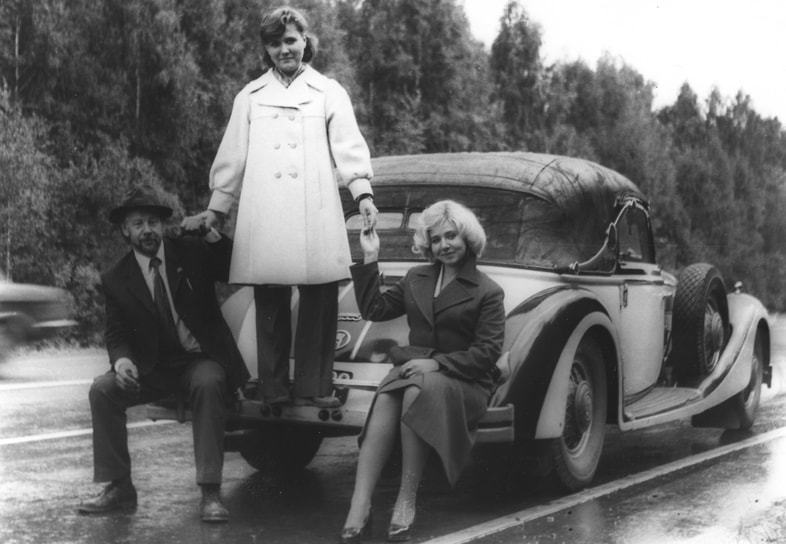 Horch 853 даже без статуса «автомобиля Геринга» со временем стал самым знаменитым олдтаймером в СССР, конечно же, благодаря своему владельцу. От тех лет осталось множество фотографий, как этот снимок авторства Александра Новикова, но что за девушки изображены рядом с дядей Сашей — неизвестно и уже вряд ли кто-то скажет