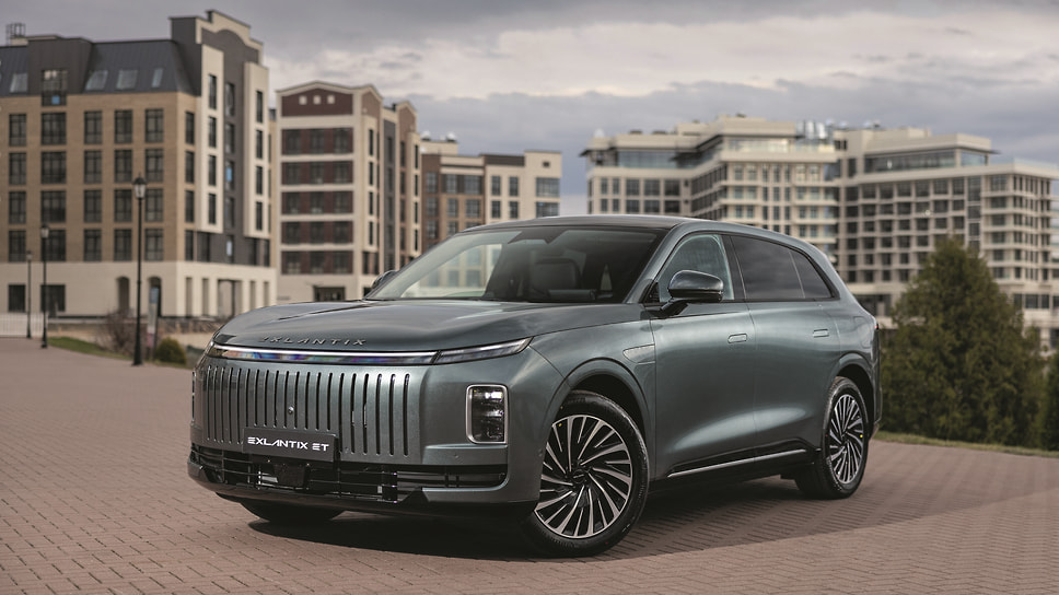 Плавность и бесшумность хода, свойственная каждому автомобилю на электротяге, в случае с Exlantix ET обеспечивается кроме пневмоподвески еще и шинами с довольно высоким профилем — 255/50 при диаметре 20 дюймов