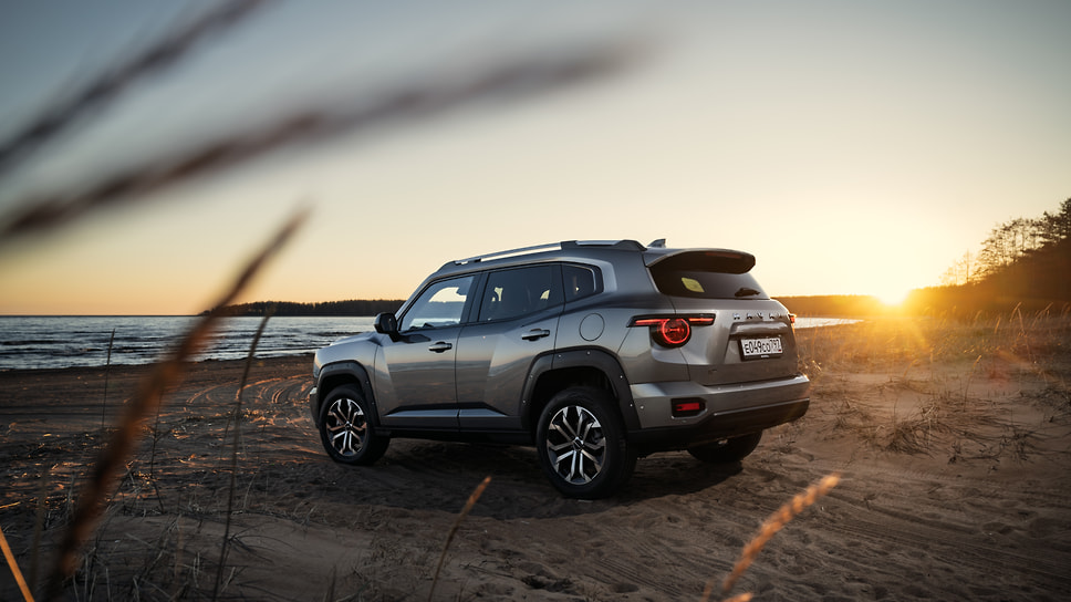 Кузов российского H7 избавили от хромированных деталей. Колеса по умолчанию 18-дюймовые, у топ-версии 19-дюймовые. Про запас, увы, докатка, очевидно неподходящая на пересеченке