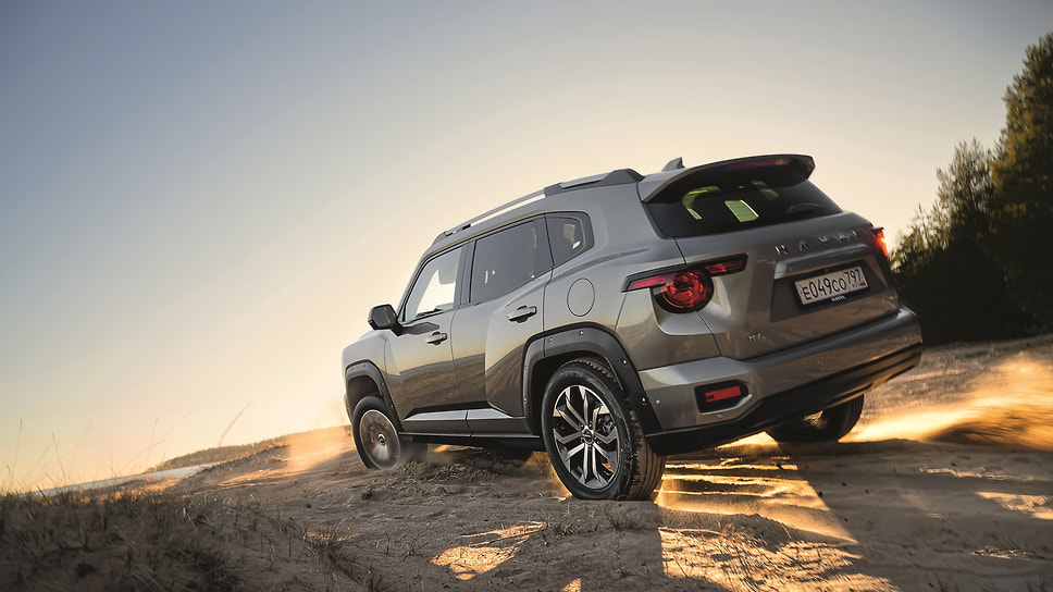 В режимах проходимости педаль газа теряет остроту. Удобнее дозировать тягу. Меняется и настройка ЭУРа. По умолчанию комфортная, а в «Снеге» и «Траве» — спортивная ради точности скупых движений на скользоте