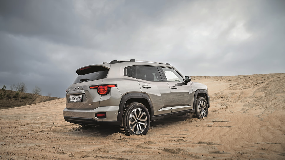 На офф-роуде пригодятся и клиренс в 200 мм, и «ползучий» круиз-контроль для перемещения на сверхмалой скорости. Брод? Туда тоже можно. Преодолеваемая глубина — полуметровая
