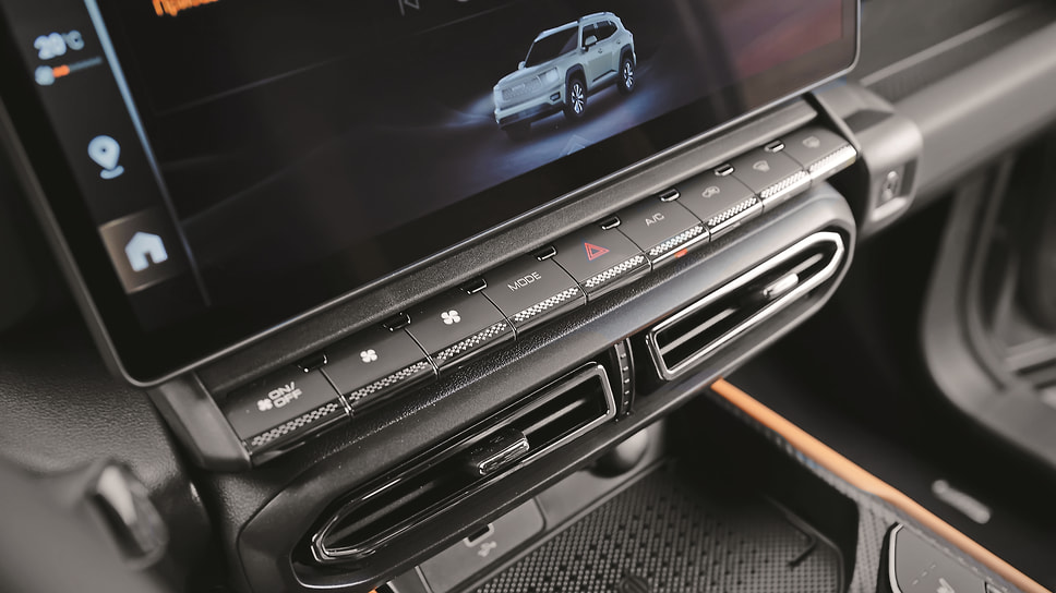 Обычные кнопки управления климатом одобряем горячо. Но среди них почему-то отсутствует самая нужная — Auto. При этом в ряд поместили кнопку «аварийки», попробуй отличи ее и попади второпях. Нет предела совершенству