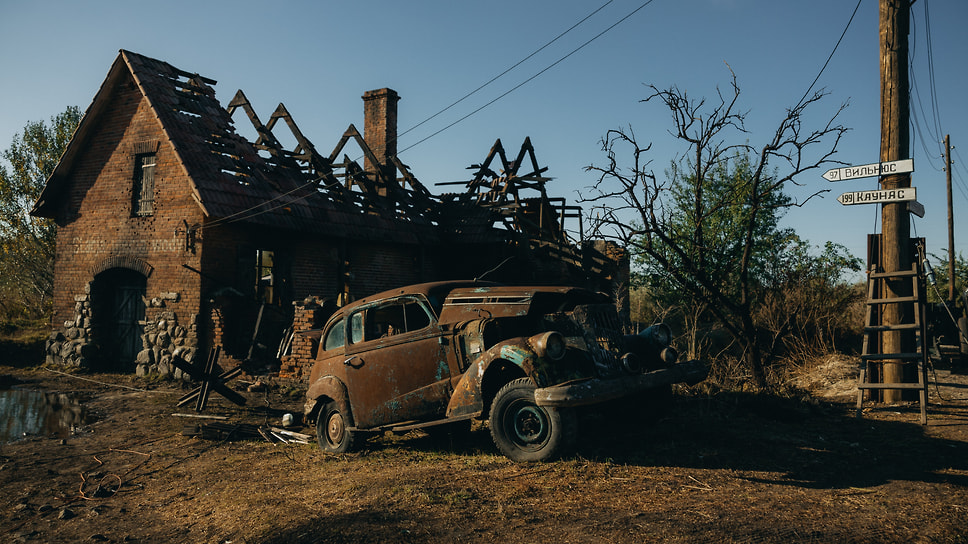 Кадр из фильма «Август», легковой Chevrolet