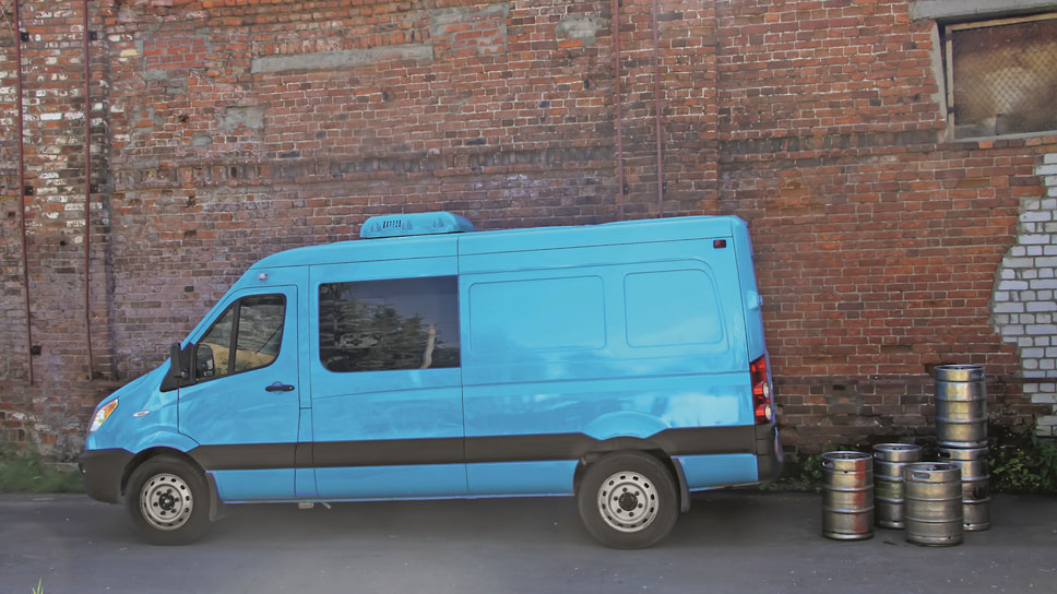 В отличие от цельнометаллического фургона, в грузопассажирской версии грузить пиво в кузов можно только через «заднюю калитку», боковая сдвижная дверь ведет ко второму ряду кресел в салоне