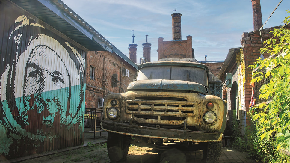 Юрий Гагарин, нарисованный во внутреннем дворе пивоварни «Богемия» в Рыбинске, пиво любил. Есть фото, где он пьет напиток прямо из бутылки во время посещения пивоварни Carlsberg в Дании