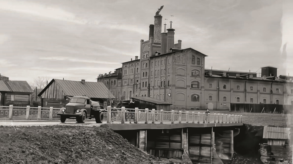 Развоз пива по торговым точкам в цистерне, как на историческом фото, конечно же, имел свои преимущества. Но Sollers Atlant может взять на борт напиток в самой разной фасовке: в кегах, в бутылках, поставленных в коробки, или в банках, помещенных в коробки