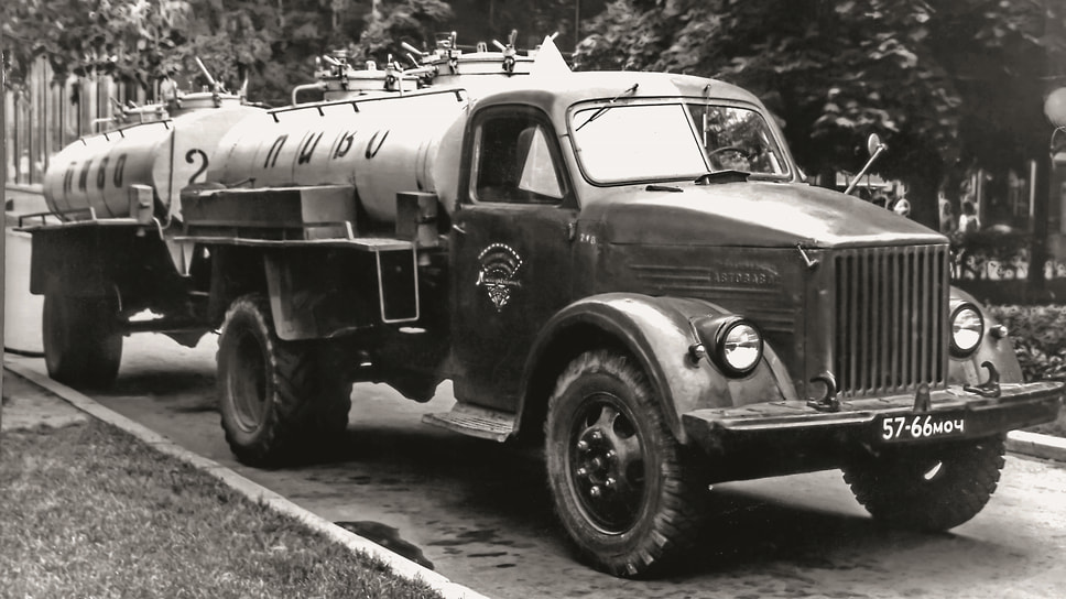 В борьбе за экономию и производительность труда к пивовозу стали цеплять цистерну-прицеп, что увеличивало число обслуживаемых ларьков за один рейс. На снимке — один из таких «пивных автопоездов» с московскими номерами