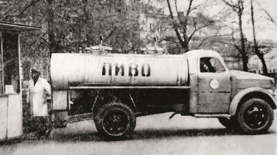 Заправка резервуара в пивном ларьке из цистерны на шасси ГАЗ-51. На снимке — самый первый образец пивовоза, созданный в Ленинграде. Киоск еще старого типа, но для нового способа продажи пива разработали более современный вариант.