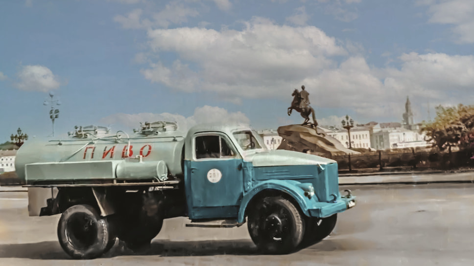 Цветная фотография самого первого ленинградского пивовоза ГАЗ-51, переделанного из цистерны АЦПТ-1,9 «Молоко». Цифры после аббревиатуры обозначают грузоподъемность в тоннах, хотя авторы брошюры объявили 2 тонны