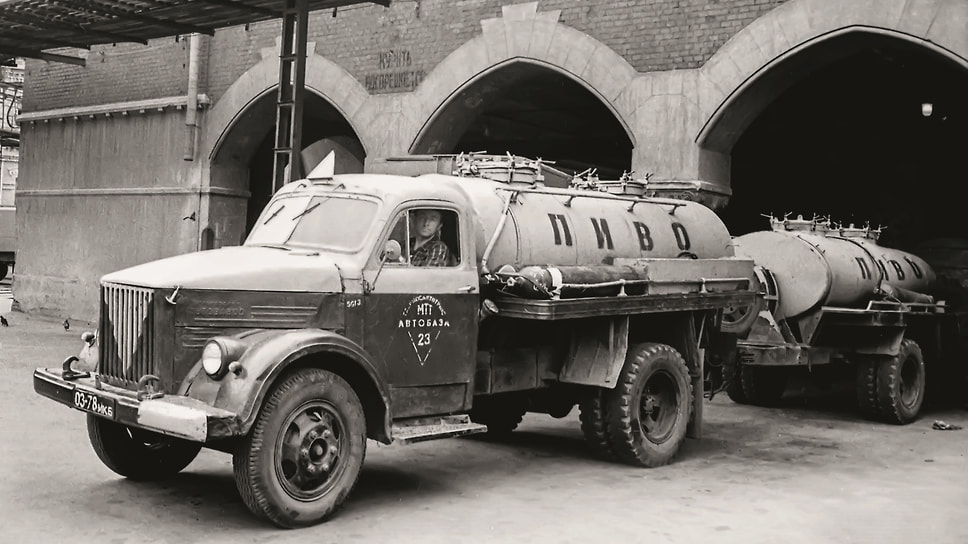Автопоезд из цистерны на базе ГАЗ-51 с прицепом. Ранний вариант окраски предусматривал «треугольник» на облицовке радиатора, выкрашенный в цвет цистерны и верхней части кабины. Сбоку виден углекислородный баллон.