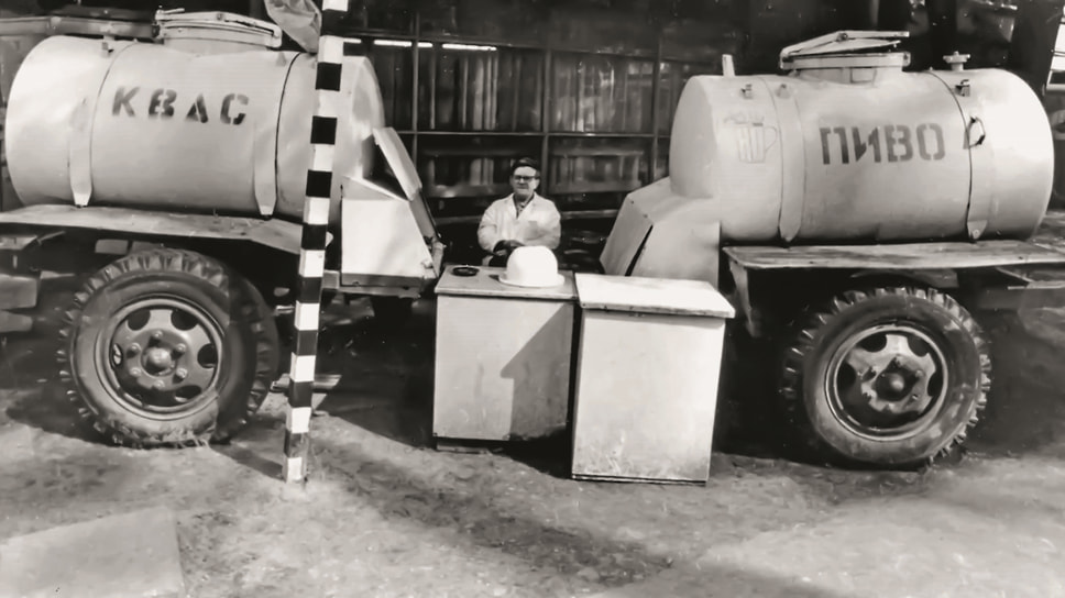 Прицепы АЦПТ-1,9, как и другие цистерны, служили для продажи пива, кваса, вина или молока. В комплект к такому прицепу входили не только пивные кружки, но и тент для защиты продавца от солнечных лучей или дождя