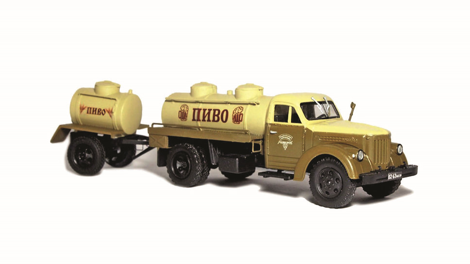 Модель пивовоза АЦПТ-2,2 на шасси грузовика УралЗИС-355М с прицепом АЦПТ-1,9. По обе стороны надписи «Пиво» на цистерне нарисованы кружки с вытекающей из краев обильной пеной, а у прицепа — только пшеничные колосья