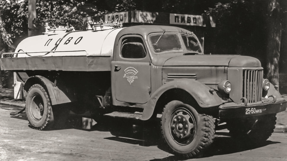 Грузовик ЗИЛ-164 с цистерной АЦПТ-2,8 объемом 2,8 тыс. литров. Углекислородный баллон, бачок для дезраствора, шланги и прочее оборудование убрано в ящик по бортам цистерны. Снимок сделан в Москве на фоне пивного ларька.