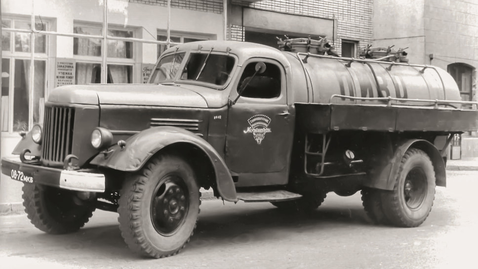 Цистерна АЦПТ-2,8 на шасси грузового автомобиля ЗИЛ-164. На левой стороне видны трубопроводы, предназначенные для подачи углекислого газа при перекачке пива из цистерны в резервуар пивного ларька.