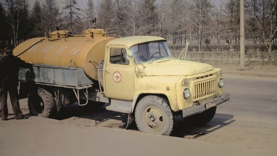 ГАЗ-53 с цистерной АЦПТ-3,3. Как и на всех цистернах, внутренние секции АЦПТ-3,3 изготавливались из листового алюминия, обшивались досками и заключались во внешний защитный кожух из стали. Для термоизоляции применялся заливочный пенопласт