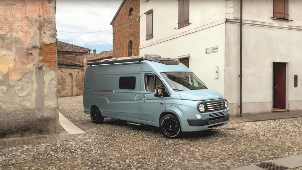 Фабрицио Казелани, основатель ателье, после обучения в Академии изящных искусств Брера в Милане занимался поставкой аксессуаров из стекловолокна и композитных материалов для производителей яхт. Теперь «старит» автомобили для рабочего класса.